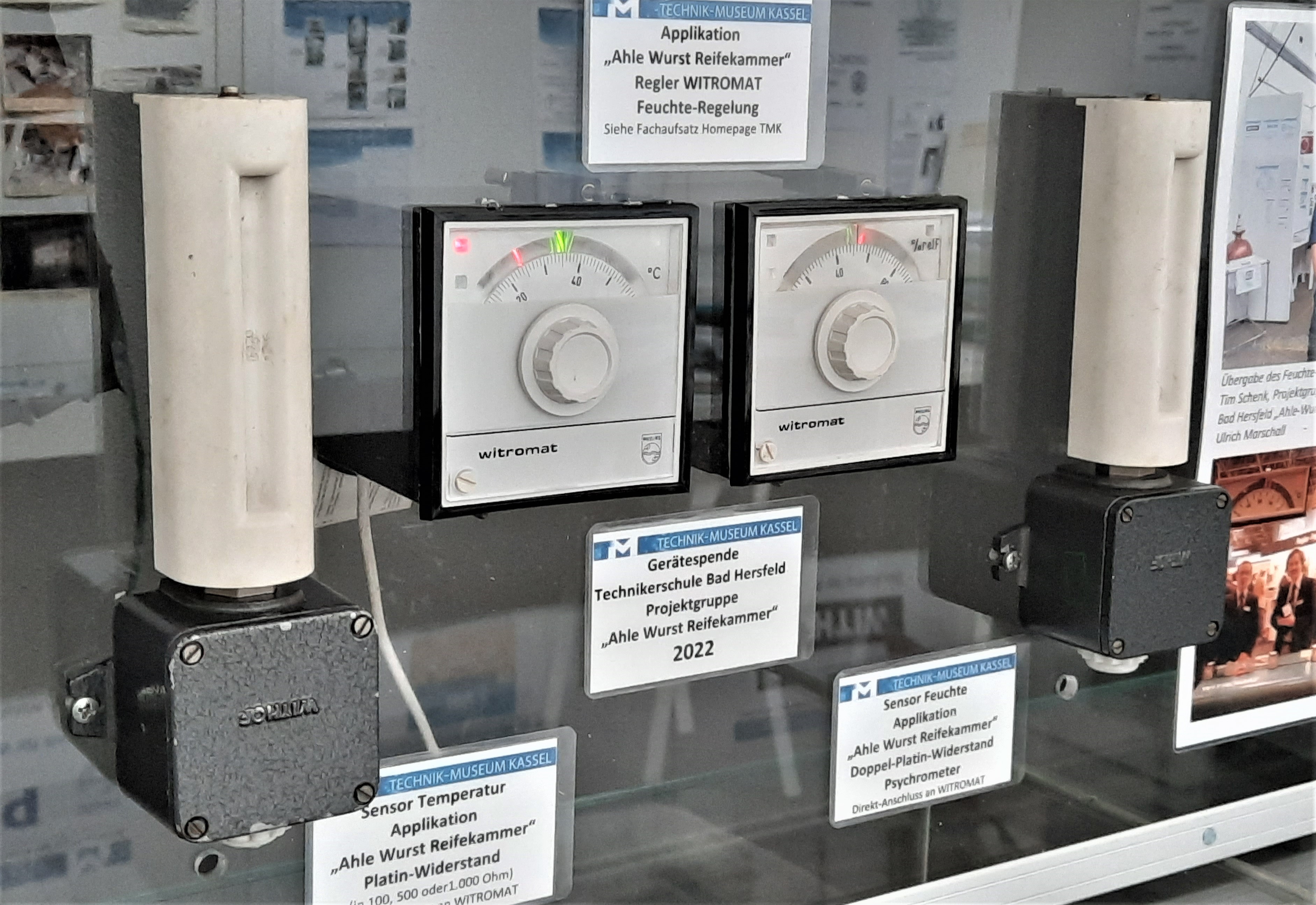 Foto einer im TMK ausgestellten Demoanlage der hier beschriebenen MSR Technik: Zwei WITROMAT-Regler und zwei Sensoren für Feuchte und Temperatur zur Klima-Regelung einer Wurst-Reifekammer