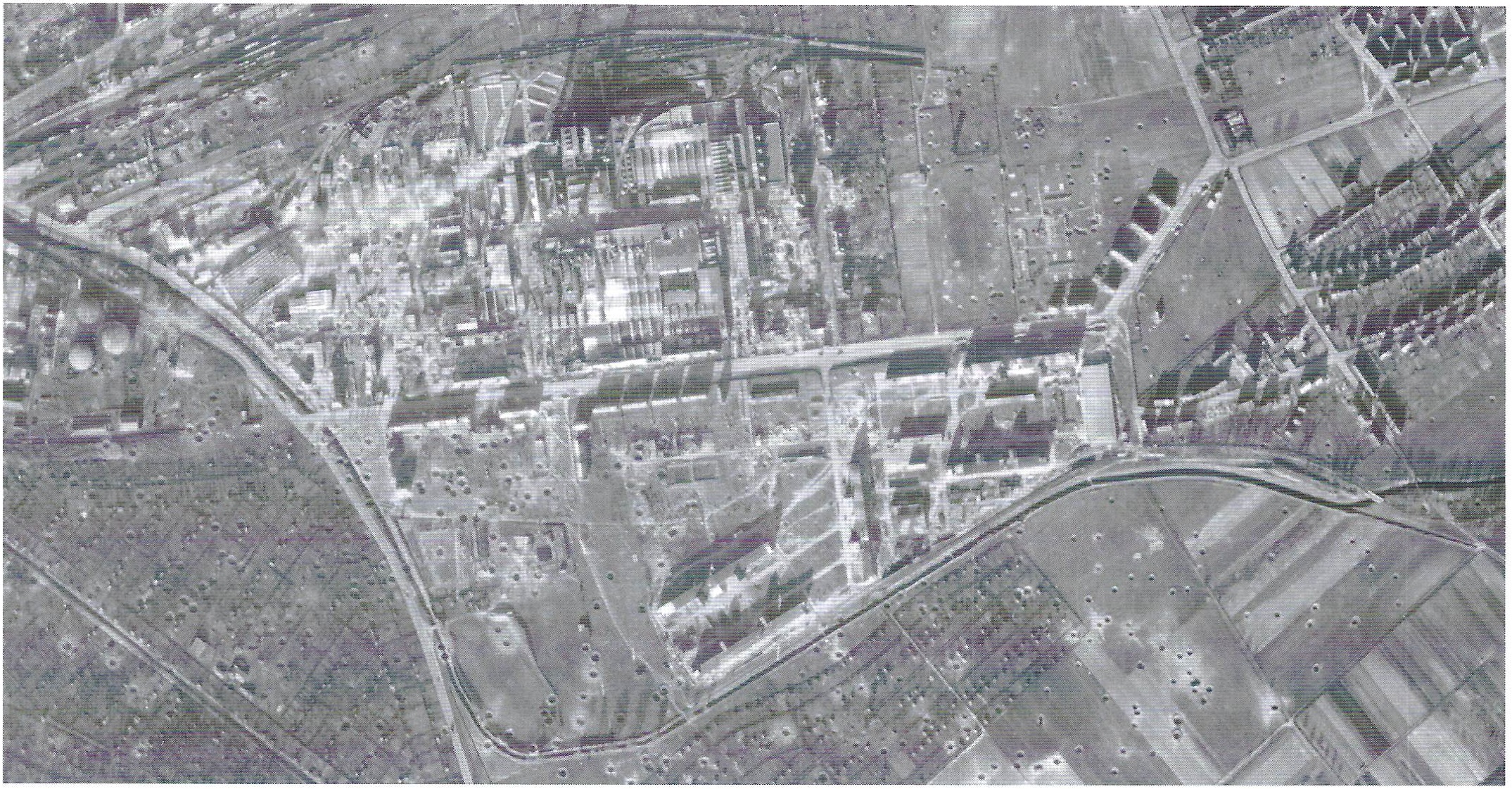 Luftaufnahme von 25.03.1945. Es sind die Zerstörungen im MWK und die Bombeneinschläge im angrenzenden Umfeld erkennbar. (Nagel, Bauer, S. 292)